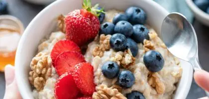 Healthy Eating: Bowl of porridge with blueberries and strawberries