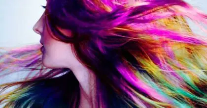 Drei Viertel der Deutschen finden graue Haare akzeptabel,  aber intensive Haarfarben sind im Kommen