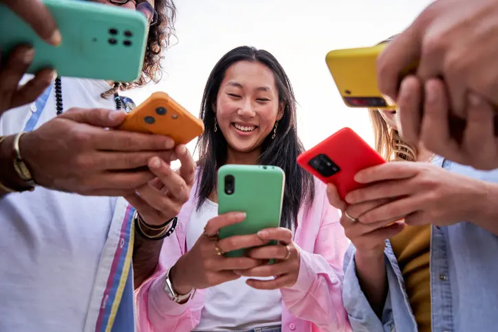 Gen Z Gruppenrunde mit Handys.