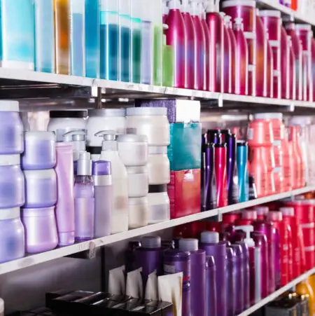 Kosmetikprodukte im Regal