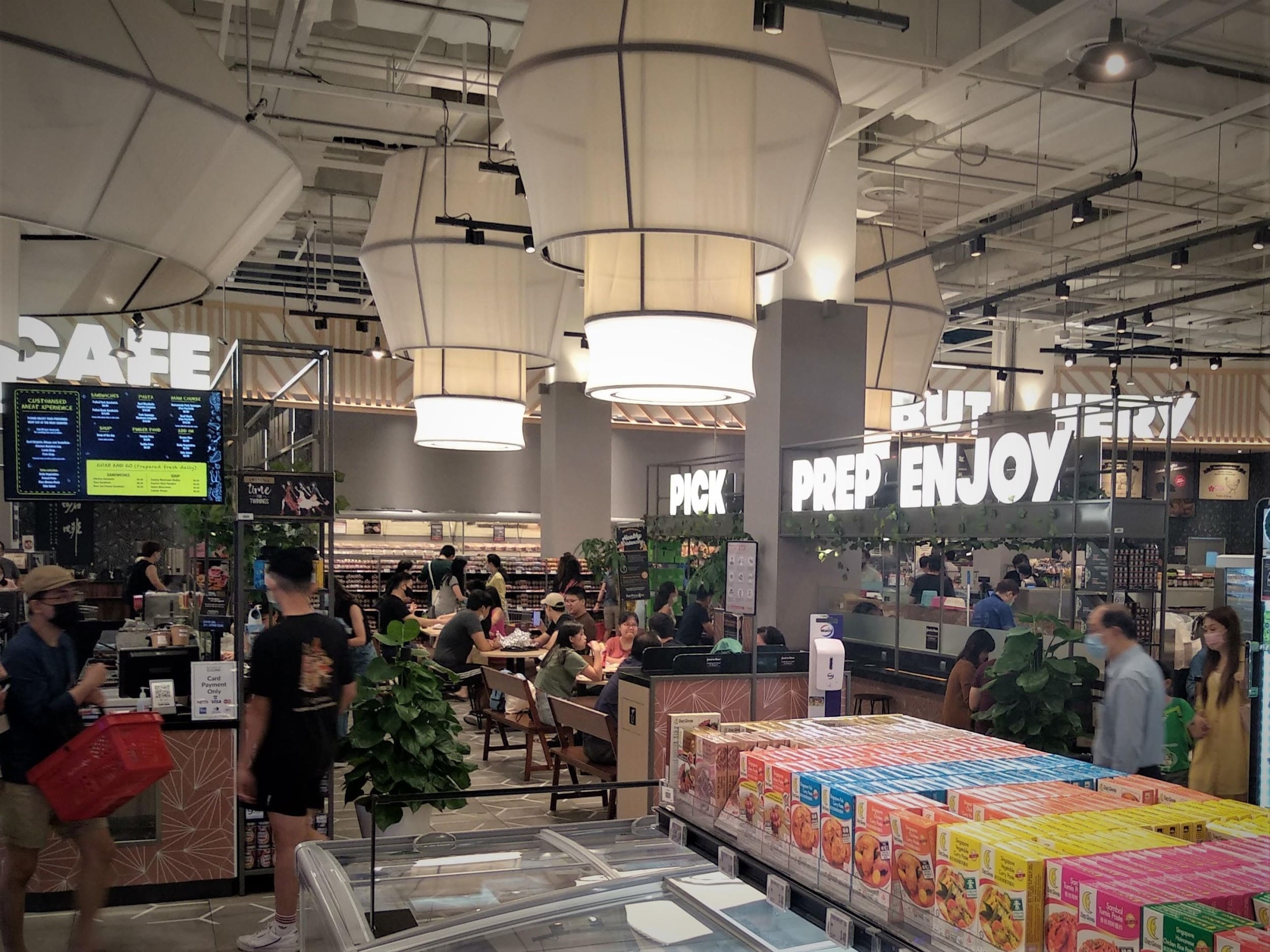 3 ways food halls can help revive the foodservice market