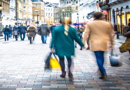 Käufer:innen mit Einkaufstüten in der Innenstadt