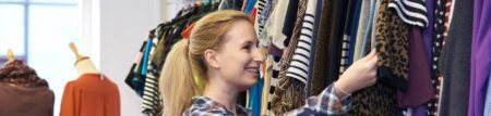 Frau beim Shopping im Geschäft.